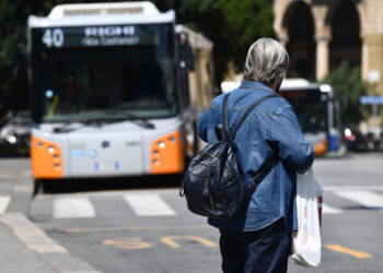 Addio alle mascherine in aereo ma restano sugli altri mezzi pubblici di trasporto