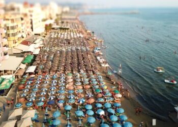 Durrës Beach, the main destination overpopulated with vacationers from Kosovo and Macedonia
