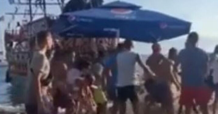 Plas sherri mes të rinjve për turistët në qendër të Sarandës (Video)