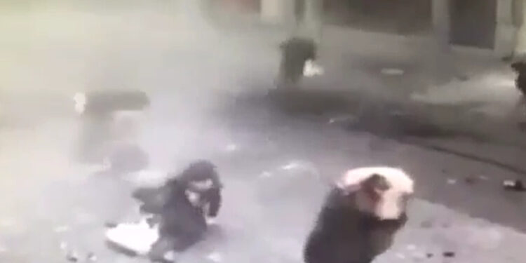 PAMJE TË RËNDA/ Momenti i shpërthimit të fuqishëm në Stamboll, njerëz të gjakosur në rrugë..(VIDEO)
