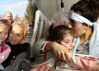 Humbi dy motrat më të vogla dhe gjyshin, 7-vjeçarja takoi nënën 17 ditë pas tërmetit, rrenqeth me fjalët e saj të para
