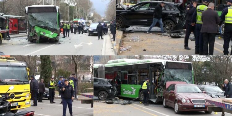 Dalin pamjet kur autobusi merr përpara makinat (VIDEO)