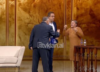 “K*rvë! Ju kam nxjerrë nudo!”, Hajria e përlotur para te gjitheve tregon kërcënimet e fqinjit