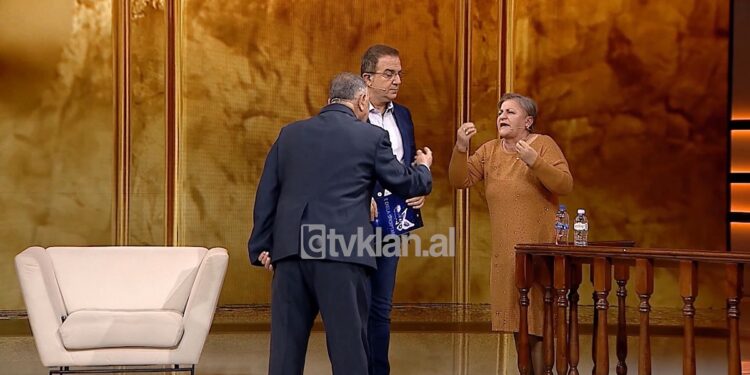 “K*rvë! Ju kam nxjerrë nudo!”, Hajria e përlotur para te gjitheve tregon kërcënimet e fqinjit