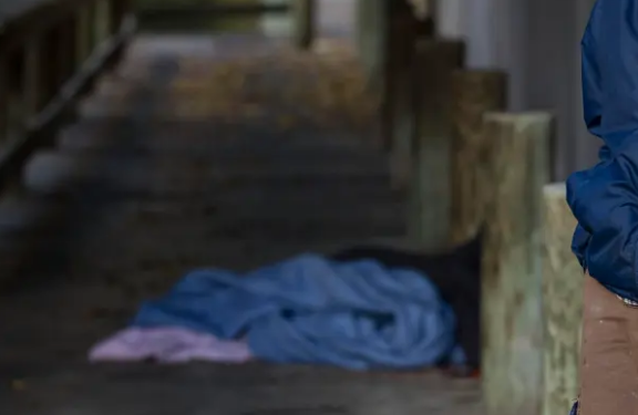 Flinte poshtë urës dhe jetonte në varfëri. Humb jetën vëllai i këngëtares së njohur