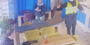 PAMJE TË RËNDA! Momenti i vrasjes së Ardian Nikulaj, autori i del përballë dhe e qëllon me pistoletë