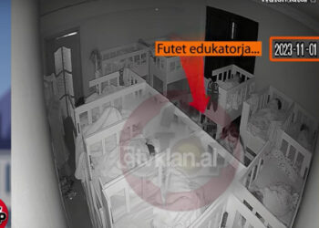 Publikohen pamjet kur 3-vjeçarja thyen këmbën në kopësht. Edukatorja: ‘Moj sharabajgë, hiqe këmbën, hiqe’! (Dëgjohet kërcitja)