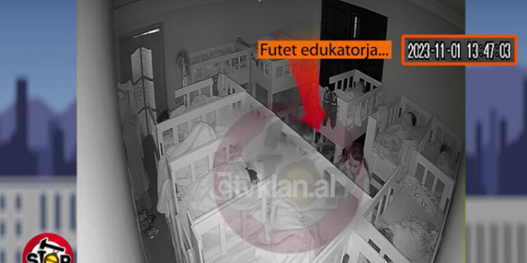 Publikohen pamjet kur 3-vjeçarja thyen këmbën në kopësht. Edukatorja: ‘Moj sharabajgë, hiqe këmbën, hiqe’! (Dëgjohet kërcitja)