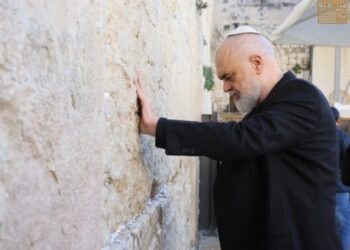 Rama viziton Murin e Lotëve në Jerusalem dhe lë një mesazh për paqen