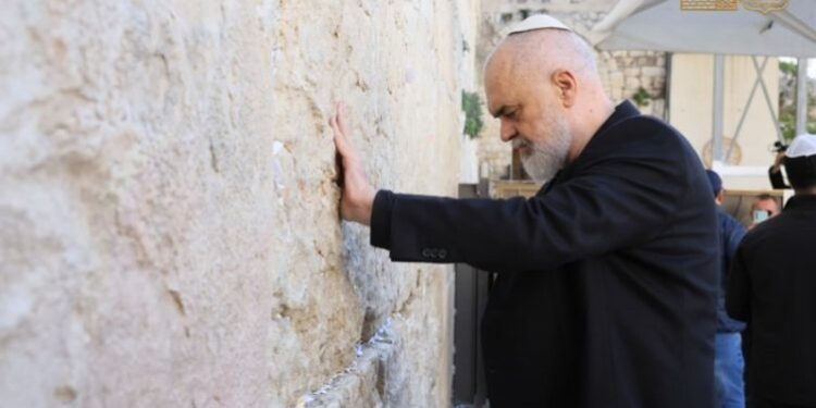 Rama viziton Murin e Lotëve në Jerusalem dhe lë një mesazh për paqen