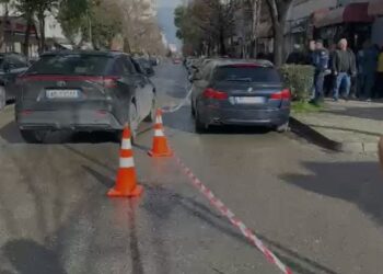 E rëndë në Durrës! Babai godet me thi*kë vajzën