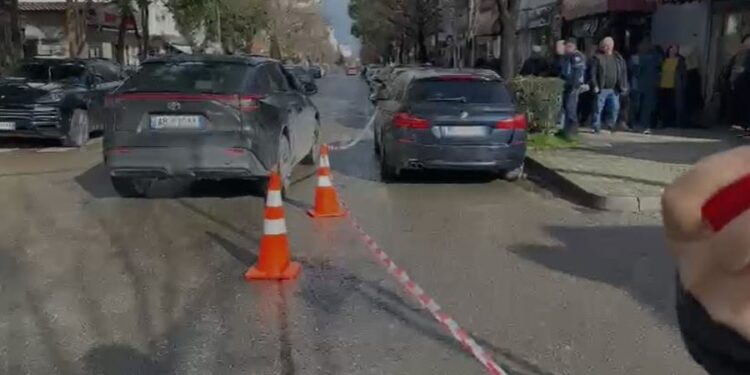 E rëndë në Durrës! Babai godet me thi*kë vajzën