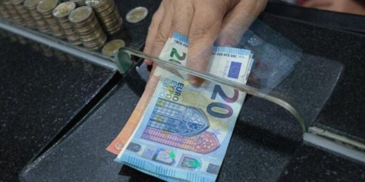 Kursi i këmbimit 21 janar/ Me sa blihet sot Euro dhe Dollari