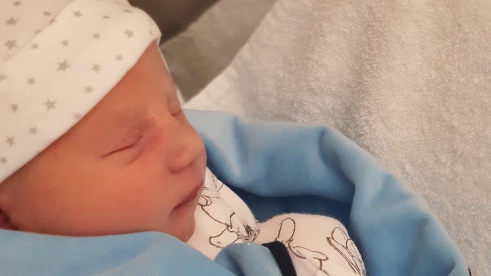 Braktiset nga nëna menjëherë pas lindjes, testi i ADN-së zbulon diçka të mahnitshme