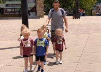 “Janë njerëz, jo qen”: e kritikuan se i nxjerr fëmijët shëtitje me litarë, si ua mbylli ai gojën (Video)