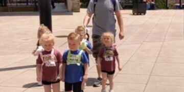 “Janë njerëz, jo qen”: e kritikuan se i nxjerr fëmijët shëtitje me litarë, si ua mbylli ai gojën (Video)