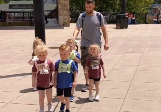 “Janë njerëz, jo qen”: e kritikuan se i nxjerr fëmijët shëtitje me litarë, si ua mbylli ai gojën (Video)