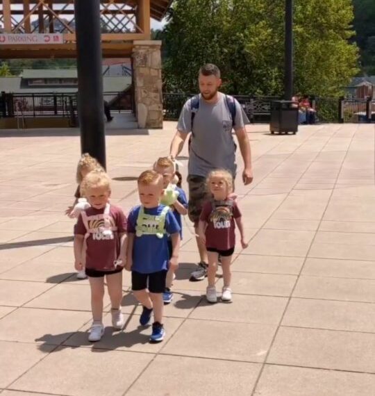 “Janë njerëz, jo qen”: e kritikuan se i nxjerr fëmijët shëtitje me litarë, si ua mbylli ai gojën (Video)