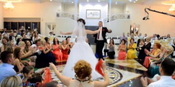 Burri ndahet nga gruaja në mes të dasmës, arsyeja i ka prekur dhe shokuar të gjithë