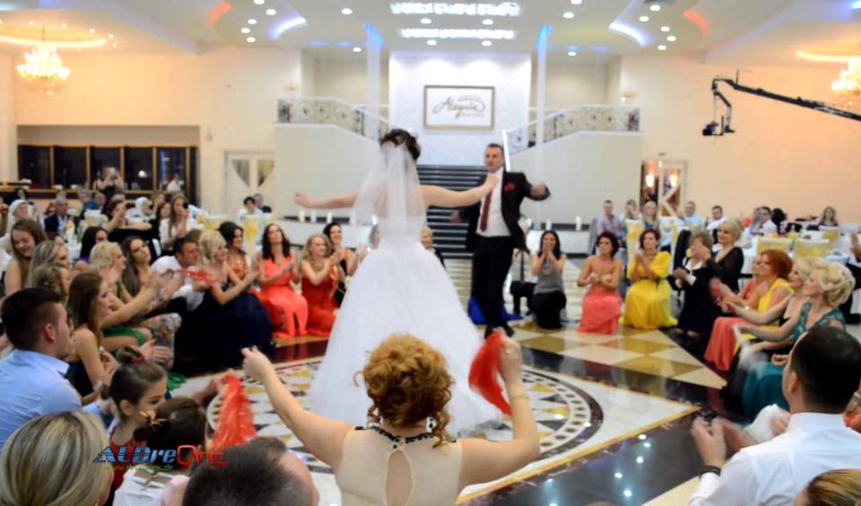 Burri ndahet nga gruaja në mes të dasmës, arsyeja i ka prekur dhe shokuar të gjithë