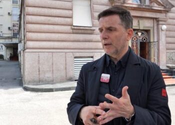 Braçe ‘braktis’ makinën, ecën në këmbë rrugëve të Tiranës: E kam të vështirë të paguaj këtë çmim nafte..