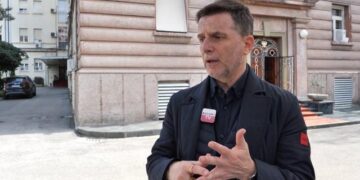 Braçe ‘braktis’ makinën, ecën në këmbë rrugëve të Tiranës: E kam të vështirë të paguaj këtë çmim nafte..