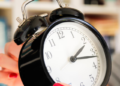 Ndryshon ora: do të flemë një orë më pak