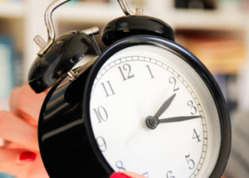 Ndryshon ora: do të flemë një orë më pak