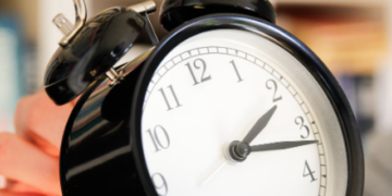 Ndryshon ora: do të flemë një orë më pak