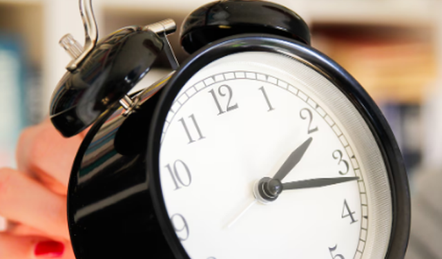 Ndryshon ora: do të flemë një orë më pak