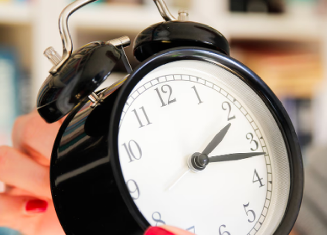 Ndryshon ora: do të flemë një orë më pak