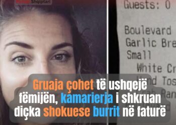 Gruaja çohet të ushqejë fëmijën, kamarierja i shkruan diçka shokuese burrit në faturë