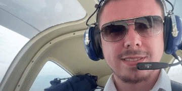Piloti kosovar kërkon leje për ulje në Aeroportin e Prishtinës, duke përdorur gjuhën shqipe(Video)