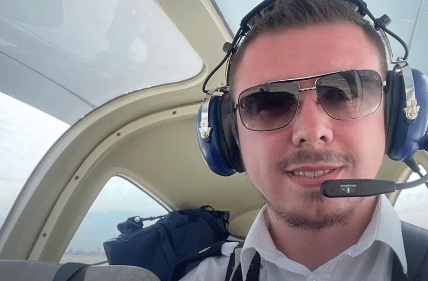 Piloti kosovar kërkon leje për ulje në Aeroportin e Prishtinës, duke përdorur gjuhën shqipe(Video)