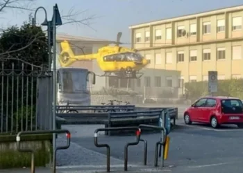 Gjimnazisti godet më thikë mësuesen e fërngjishtes jashtë derës së shkollës, ja gjendja e saj