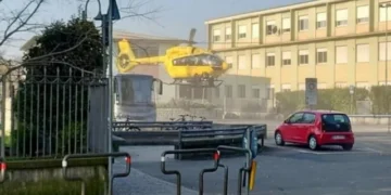 Gjimnazisti godet më thikë mësuesen e fërngjishtes jashtë derës së shkollës, ja gjendja e saj