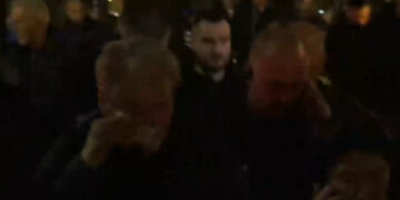 Tensionet në protestën e opozitës, lëndohet Berisha, i hidhet spray në sy