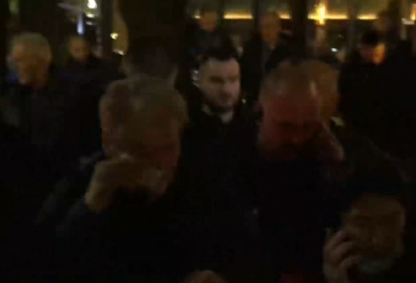 Tensionet në protestën e opozitës, lëndohet Berisha, i hidhet spray në sy