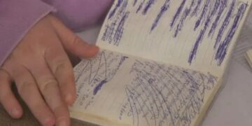 Dikush po paguan borxhet e gjithë fshatit, por askush nuk e njeh. Flet shitesja e dyqanit: Kur e pyeta, ai mu pergjigj..