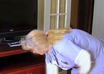 Pastruesja e hotelit hap sirtarin gjatë pastrimit të dhomës së ciftit dhe bërtet nga ajo që sheh!