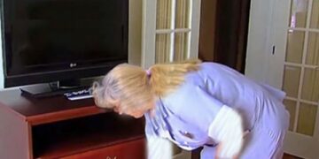 Pastruesja e hotelit hap sirtarin gjatë pastrimit të dhomës së ciftit dhe bërtet nga ajo që sheh!