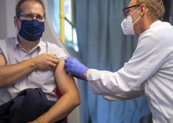 Vaksinat COVID-19 kanë shkaktuar probleme në trupin e njeriut, ja çfarë zbuluan shkencëtarët në Amerikë