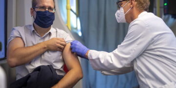 Vaksinat COVID-19 kanë shkaktuar probleme në trupin e njeriut, ja çfarë zbuluan shkencëtarët në Amerikë