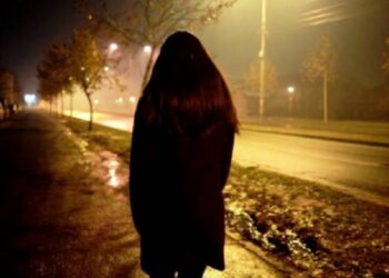 Nëna braktis 3 fëmijët e mitur dhe ia ‘mbath’ jashtë vendit?