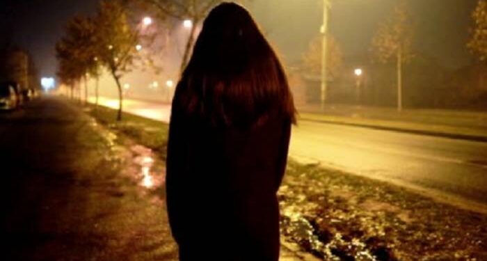 Nëna braktis 3 fëmijët e mitur dhe ia ‘mbath’ jashtë vendit?