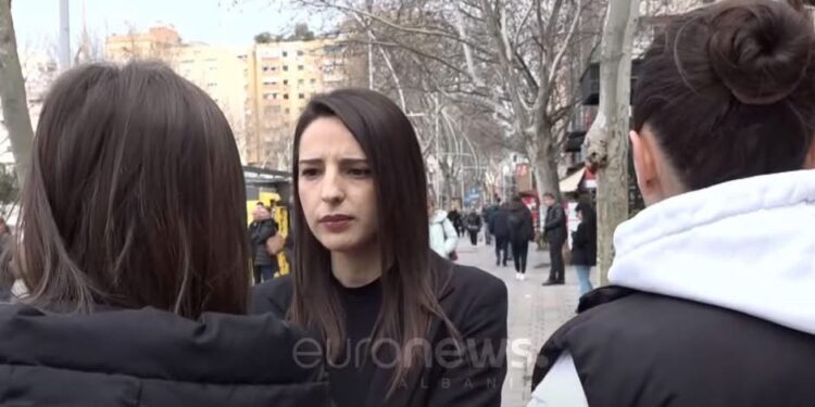 Ngacmimet seksuale në urban/ Habit studentja: Burrat na hedhin fjalë dhe…