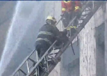 Zjarri te “Farmacia 10”, rritet numri i të lënduarve, asfiksohen edhe 3 zjarrfikës