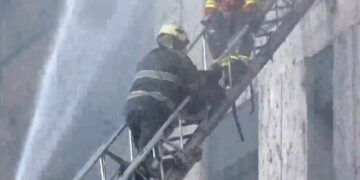 Zjarri te “Farmacia 10”, rritet numri i të lënduarve, asfiksohen edhe 3 zjarrfikës