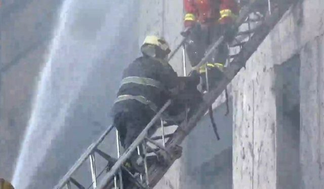 Zjarri te “Farmacia 10”, rritet numri i të lënduarve, asfiksohen edhe 3 zjarrfikës