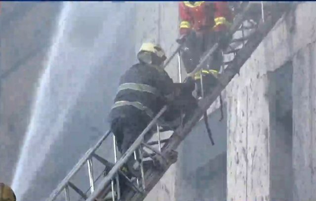 Zjarri te “Farmacia 10”, rritet numri i të lënduarve, asfiksohen edhe 3 zjarrfikës